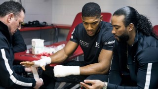 Антъни Джошуа няма да подпише скоро договор за бой с