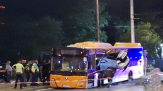 Шофьорът на автобуса е на командно дишане Това съобщи синът