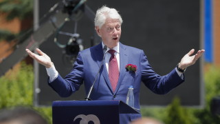 Бившият президент на САЩ Бил Клинтън в понеделник призова правителството