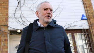Лидерът на британската Лейбъристка партия Джереми Корбин е остро критикуван