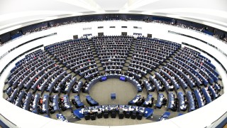 Европейският парламент призова за оценка на смяната между лятно и