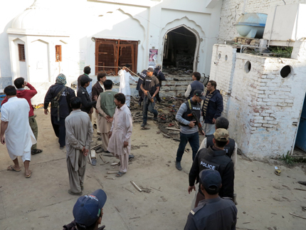 Десетки загинали и ранени при експлозия в шиитска джамия в Пакистан 