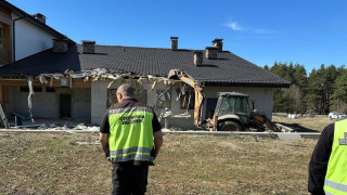 Стартира принудителното премахване на три незаконни постройки край брега на