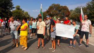 Недоволни от липсата на вода и нормални пътища хора излязоха