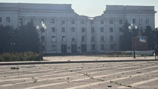 Нов руски въздушен удар по центъра на Херсон - пострадали са двама възрастни мъже