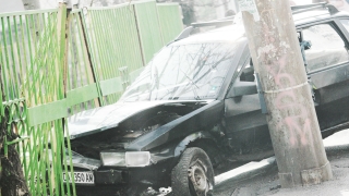 Шофьор заби колата си в училищна ограда