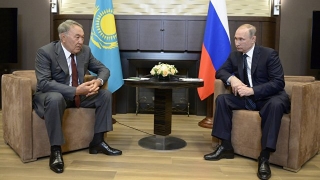 Порошенко бил готов за компромис за Донбас, твърди президентът на Казахстан 