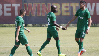 Защитникът на Лудогорец Станислав Манолев говори пред медиите при заминаването