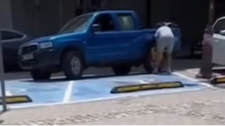 Мъж се опита да свали собственоръчно скобата си за паркиране