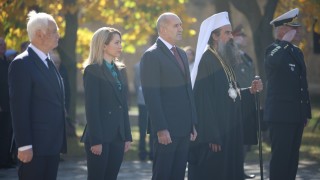 Държавният глава Румен Радев участва във военния ритуал панихида с който