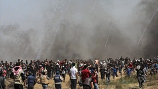 Израел убива и ранява хиляди палестинци до оградата с Газа