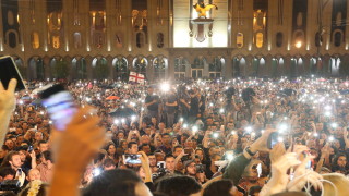 Хиляди протестиращи се събраха пред парламента на Грузия с искане