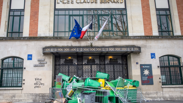Ученици в Париж блокират училища, протестират срещу полицейското насилие