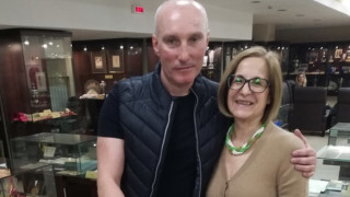 Легендата Константин Михайлов с дарение за Музея на спорта на стадион "Васил Левски"