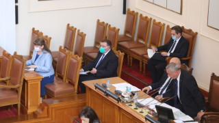 Кой псува хамалски и кой прави театри спорят министри и депутати