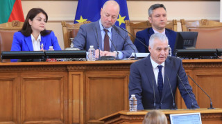 Шефовете на служби: Защитаваме обществото, не сме на президента