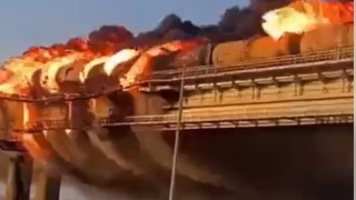 Цистерна с гориво е избухнала на Керченския мост в Крим