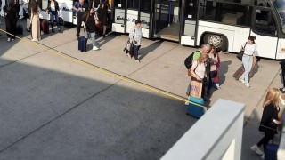 Непоносима жега Претъпкан автобус Неработещ климатик Облаци от отровни газове