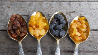 Често подминаваме стафидите на рафтовете с ядки и сушени плодове