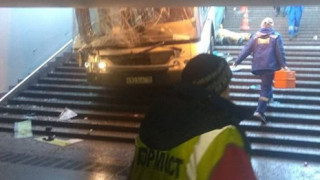 Автобус се вряза в пешеходен подлез до метростанция Славянски булевард съобщава ТАСС