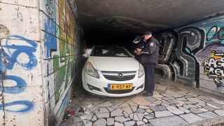 Автомобил с чужд регистрационен номер паркира в подлез във Варна