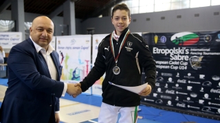 Министър Красен Кралев награди финалистите при момчетата в Европейската купа на сабя до 14 години