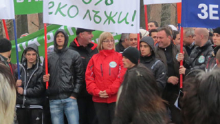 Цачева взе страната на протестиращите в Банско