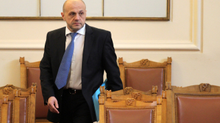 Парите от винетките ще се използват и за ремонти, и за нови пътища, уверява Дончев