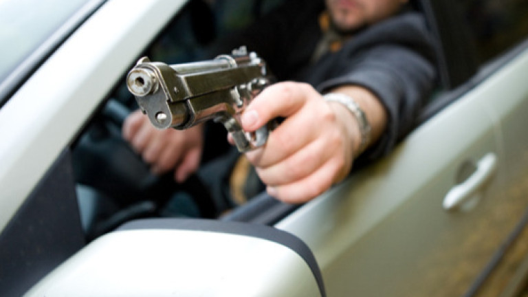 Шофьор размаха пистолет на друг заради засечка на пътя в Плевен