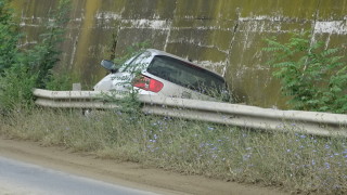 Жена загина при катастрофа с училищен автобус по пътя за