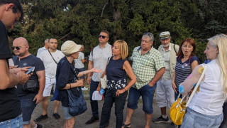 След като вчера бе поставена ограда пред Паметника на съветската