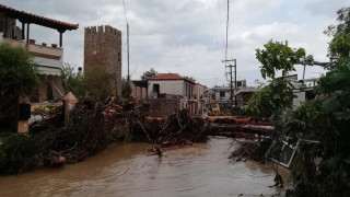 Най малко трима души са загинали когато проливен дъжд и гръмотевични