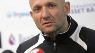 Футболистите настояват Радуканов да остане 
