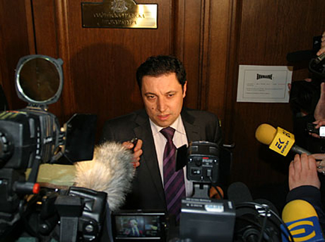 Янев дава на прокуратурата и шефа на "Ботев"