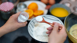 Обикновено закътана в някоя кутия в кухненския шкаф содата за