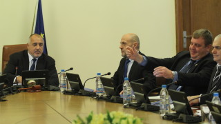 Осем министри което е почти половината кабинет са се обявили