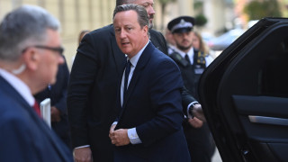 Британският външен министър Дейвид Камерън пътува до Киев и се