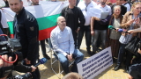 Слави спря протеста, но наблюдава депутатите още 2 месеца