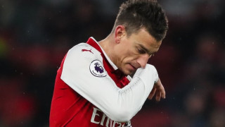 Защитникът на Арсенал Лоран Косчелни ще се възстановява поне