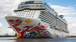 Пуснаха на вода първия круизен кораб с картинг писта (ВИДЕО)