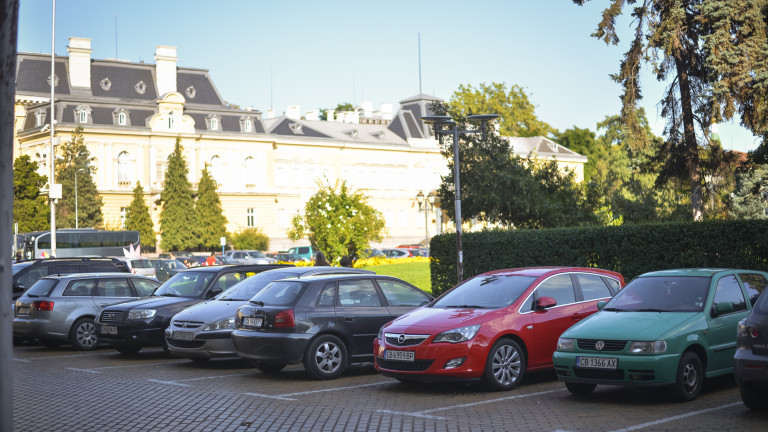Зоните за паркиране в София остават платени 