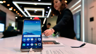 САЩ и пандемията посякоха растежа на Huawei
