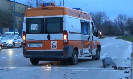 Един ранен при катастрофа на линейка в Пловдив 