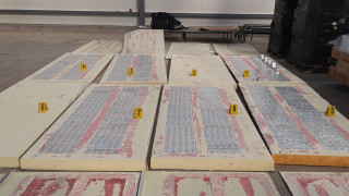 Митничари задържаха 5000 кутии цигари в куриерска пратка с термопанели