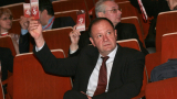 Миков не е фен на оставката на Нинова, но я заяде за побеснелите хейтъри