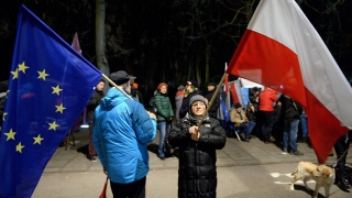 Активисти хвърлиха два тона тор пред дома на руския посланик в Полша