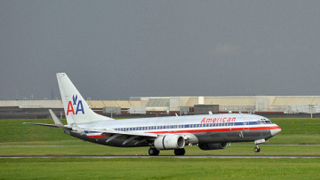 Телефонна заплаха опразни самолет на American Airlines 