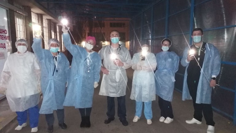лекари и медицински сестри от най-натовареното в България спешно отделение