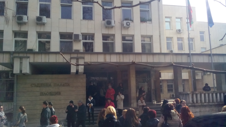 Шефът на участъка в Раковски остава в ареста за постоянно