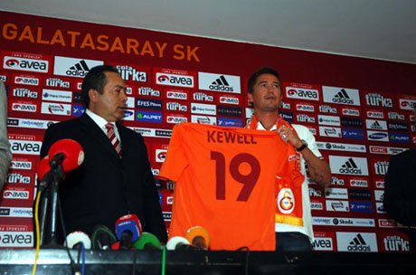 Кюъл остава в "Джим Бом"